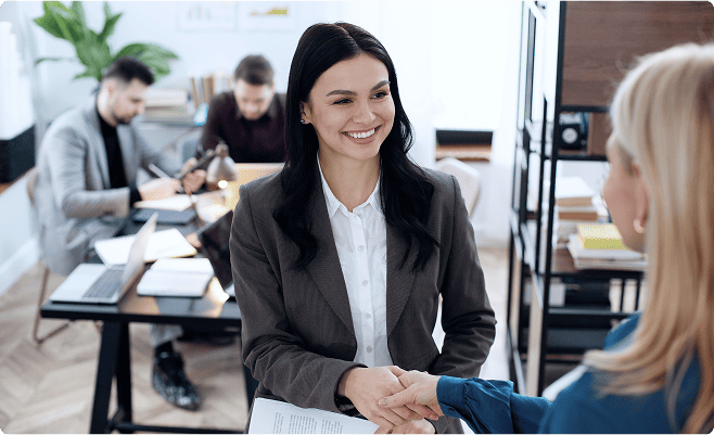 services/vnedrenie-1s-erp-upravlenie-predpriyatiem/women-handshake